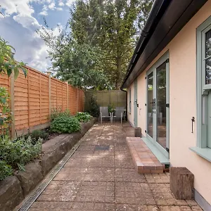  Holiday home Pass The Keys Charming Garden With Parking